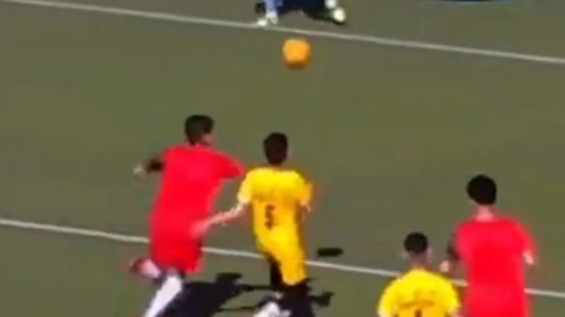 Jeziva scena: Fudbaler dobio udarac u glavu pa preminuo