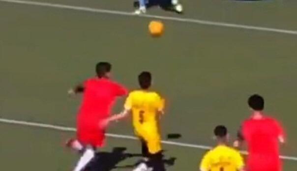 Jeziva scena: Fudbaler dobio udarac u glavu pa preminuo