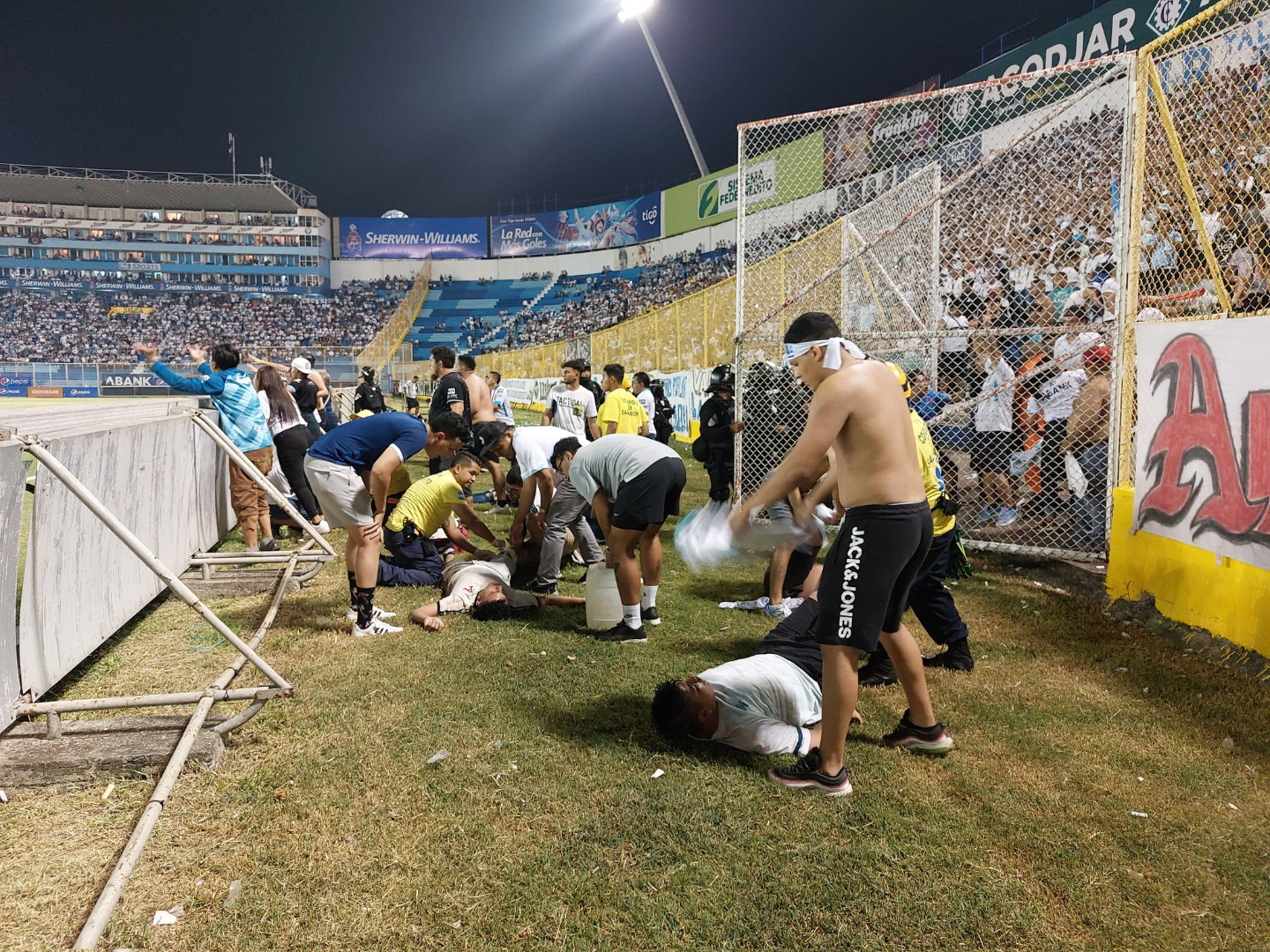 Jezive scene na stadionu: Najmanje 12 osoba poginulo u El Salvadoru