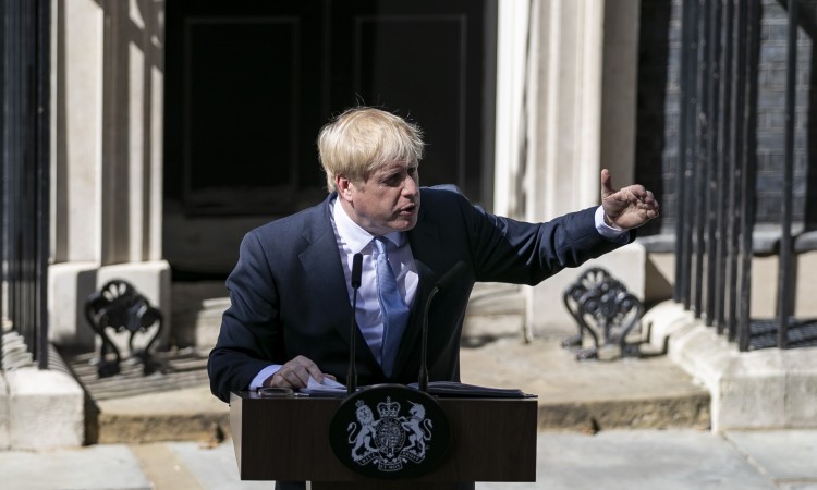 Johnson najavljuje nove mjere, podignut nivo uzbune na koronavirus