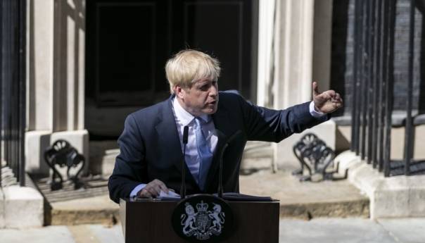 Johnson najavljuje nove mjere, podignut nivo uzbune na koronavirus