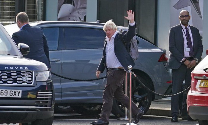 Johnson se vratio u Britaniju, razmatra povratak na vlast