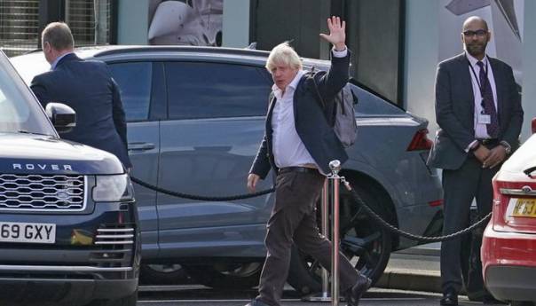 Johnson se vratio u Britaniju, razmatra povratak na vlast