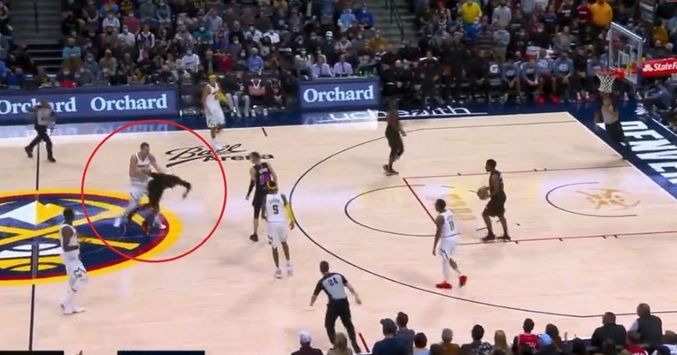 Jokić isključen zbog žestokog udaranja protivnika