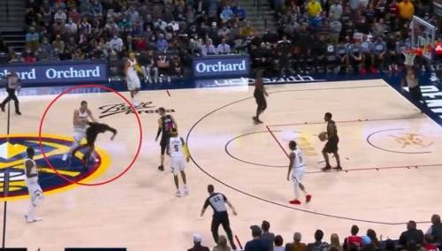 Jokić isključen zbog žestokog udaranja protivnika