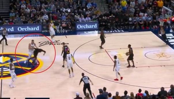 Jokić isključen zbog žestokog udaranja protivnika