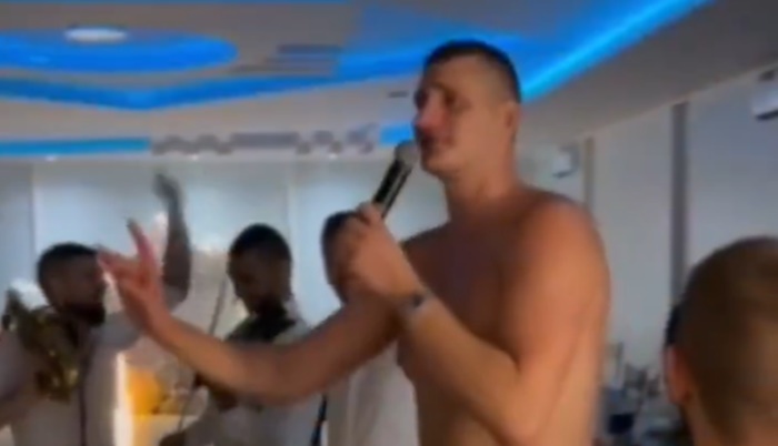 Jokić se nastavlja dobro zabavljati, uhvatio se i mikrofona