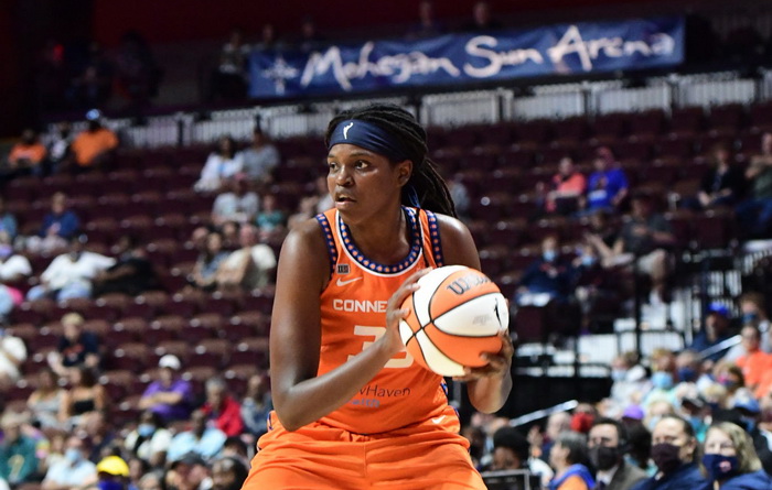 Jones novim double-double učinkom vodila Connecticut do pobjede