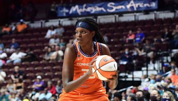 Jones novim double-double učinkom vodila Connecticut do pobjede