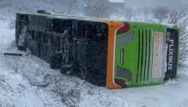 Još jedan autobus se prevrnuo u blizini granice s BiH