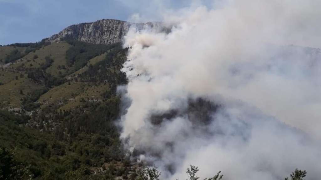 Još uvijek aktivan požar u kanjonu Neretve