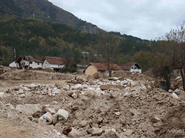 Još uvijek traju radovi na raščišćavanju terena u Jablanici