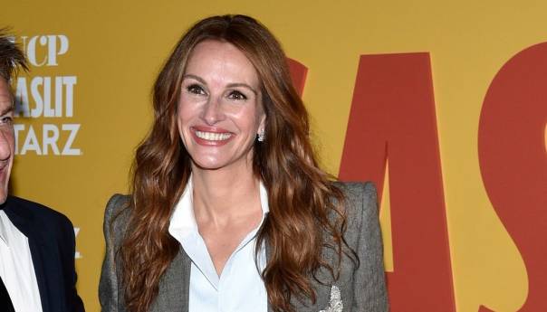 Julia Roberts u kombinaciji koju sve više žena bira za svečane prilike