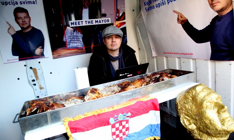 Juričan ispred Zagrebačkog holdinga podigao šator i pozvao na janjetinu