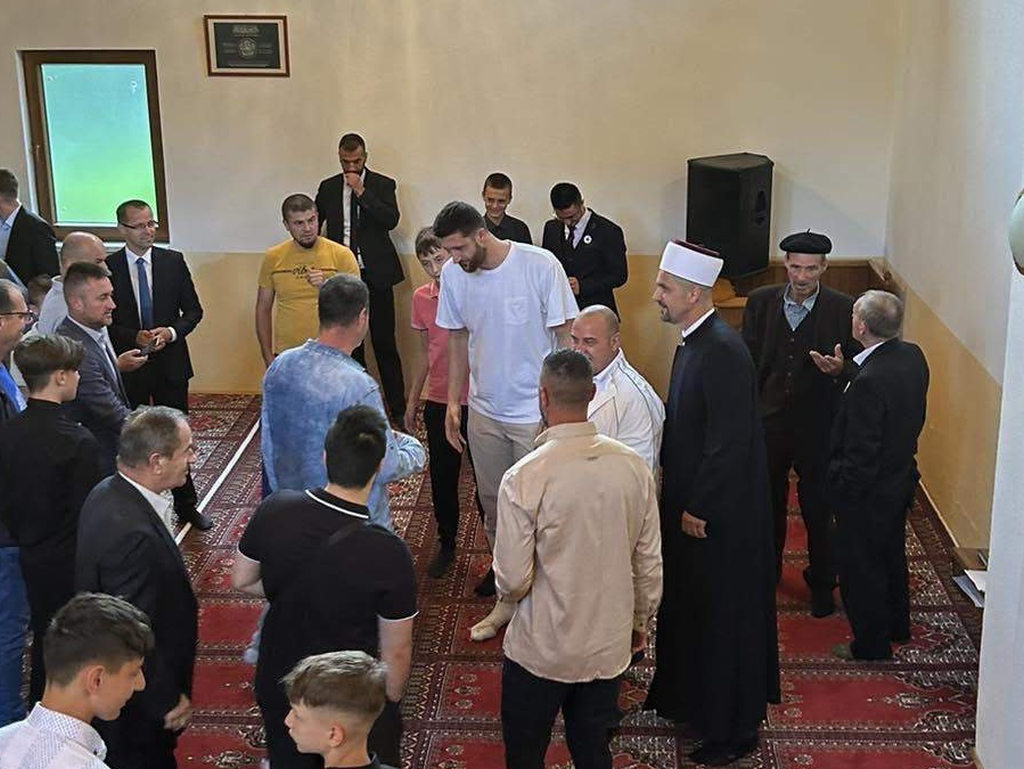 Jusuf Nurkić klanjao Bajram u Srebrenici