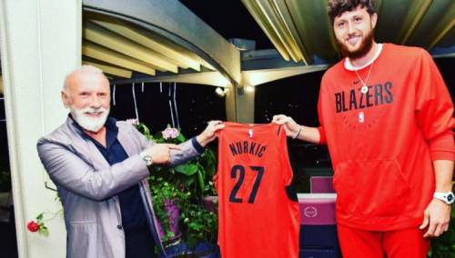 Jusuf Nurkić poklonio dres Dini Merlinu