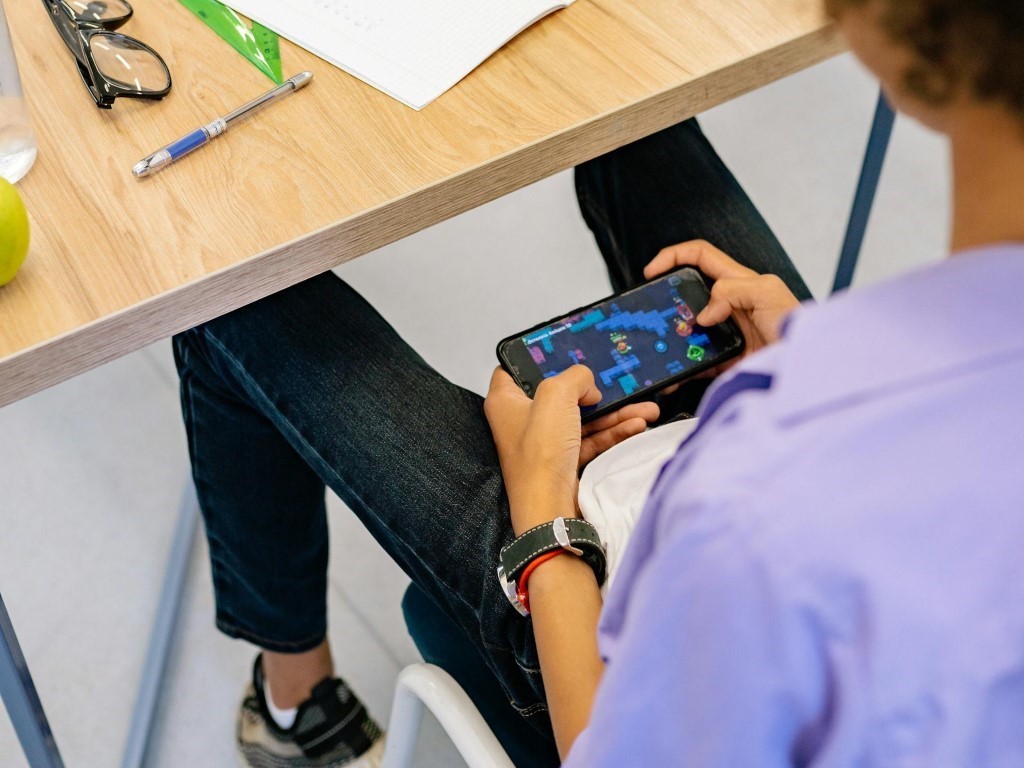 Južna Koreja uvodi zabranu korištenja mobitela u školama