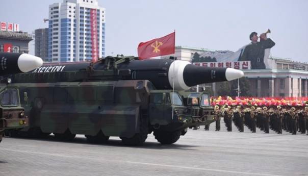 Južna Koreja zabrinuta zbog raketa prikazanih na paradi u Pjongjangu