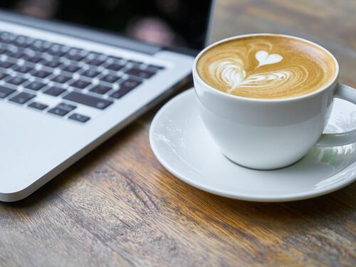 Kafa pomaže pri zdravom starenju, a cola bi mogla biti problem