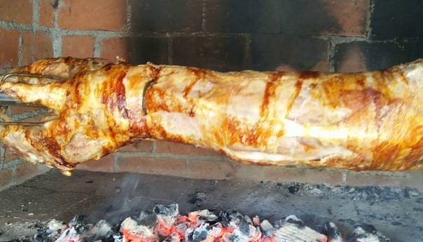 Kakanj: Lopovi ukrali pečeno janje iz restorana