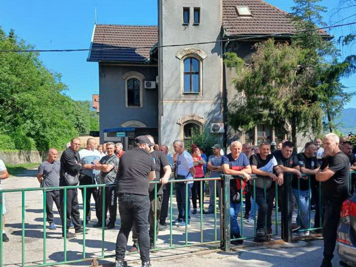 Kakanjski rudari dobili plaću i vratili se na posao, protest počeo u Brezi i nastavljen u Zenici