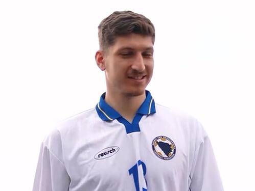 Kakav potez: Janelt na trening Brentforda došao u starom dresu BiH!