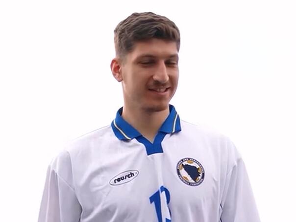 Kakav potez: Janelt na trening Brentforda došao u starom dresu BiH!