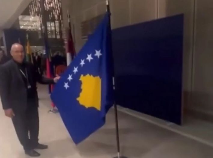 Kakav šamar Srbiji: U Beogradu istaknuta zastava Kosova