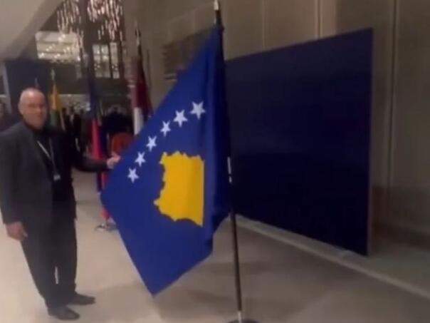 Kakav šamar Srbiji: U Beogradu istaknuta zastava Kosova