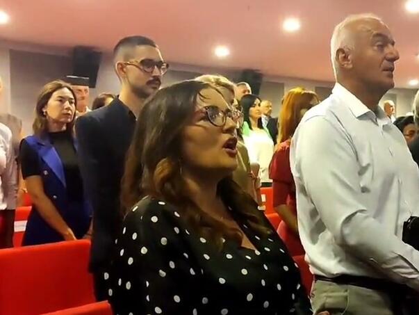 Kako je opozicionarka prkosno otpjevala himnu Crne Gore u Nikšiću