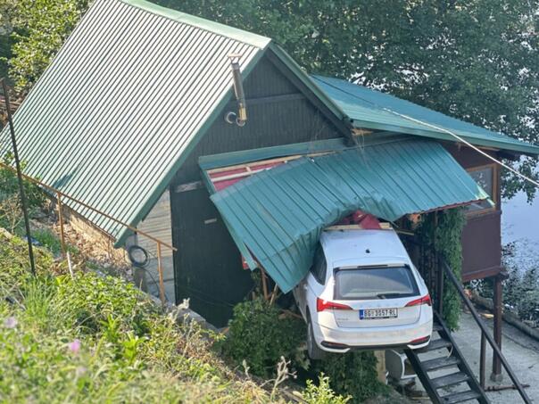 Autom sletio pravo u vikendicu na obali Morave