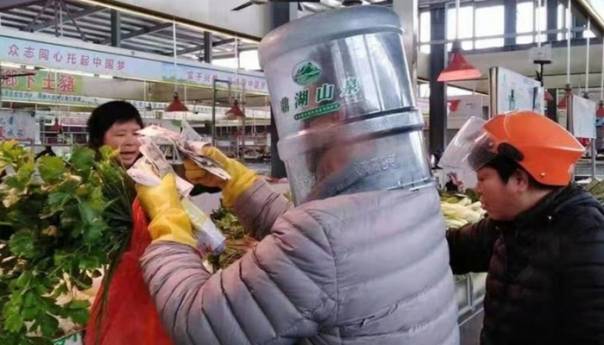 Kako se Kinezi štite od koronavirusa: Kante i kese na glave pa u grad