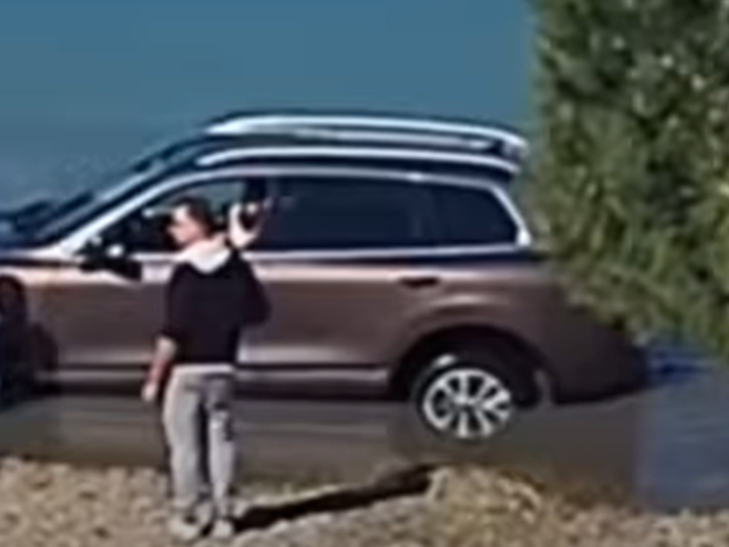 Kako se ovo desilo? Automobil u Neumu "zaglavio" u moru