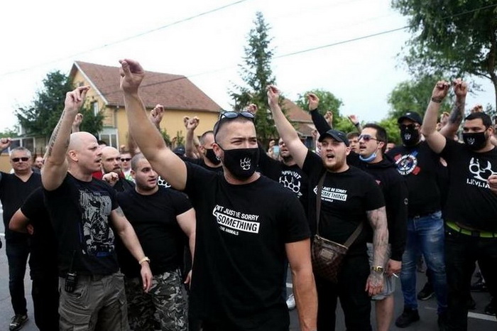 Kako SNS mobiliše ksenofobiju preko ultradesničara i vojske Srbije