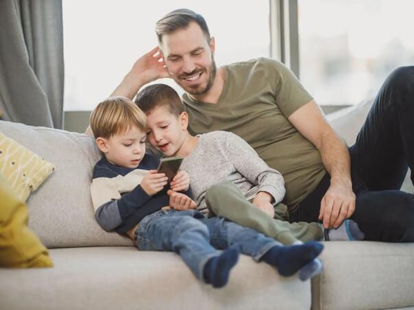 Kako telefoni i užurbani rasporedi narušavaju porodične veze?