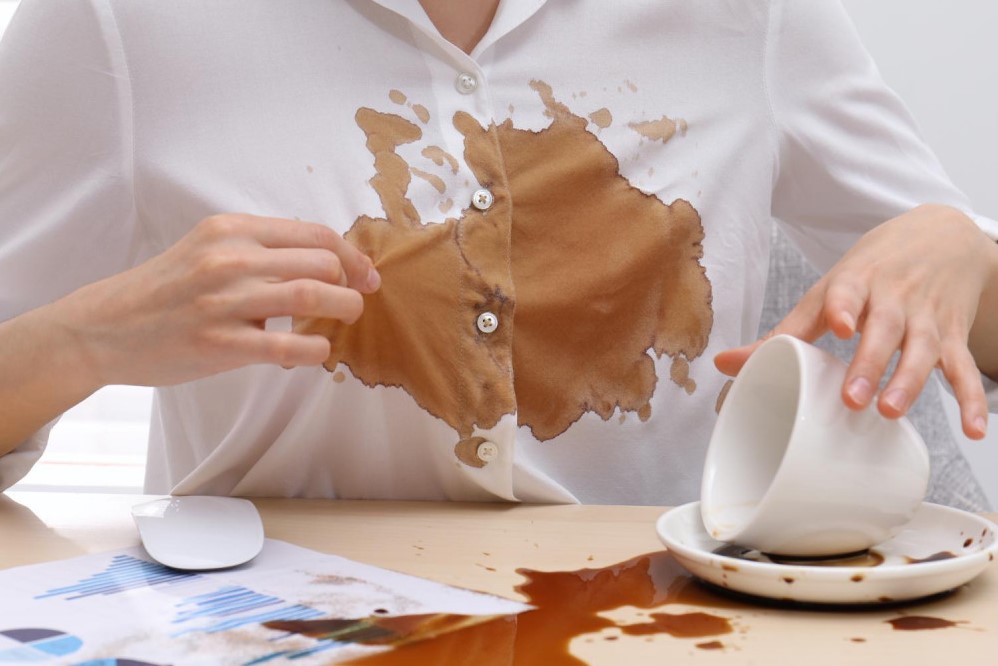 Kako ukloniti mrlje od kafe na odjeći? Nije sve izgubljeno