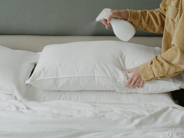 Kako vratiti bjelinu požutjelim jastucima? Jednostavno i brzo rješenje!