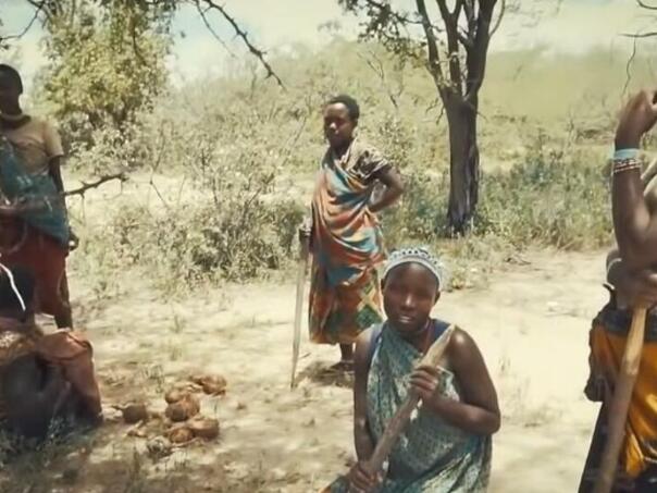 Kako živi pleme Bušmani: Muškarci dijele žene, one rađaju u žbunju