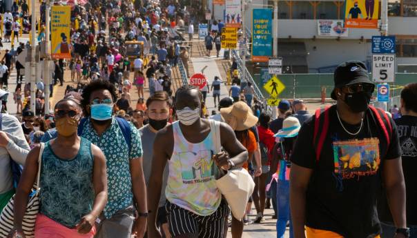 Kalifornija ukida većinu restrikcija i proglašava veliko otvaranje