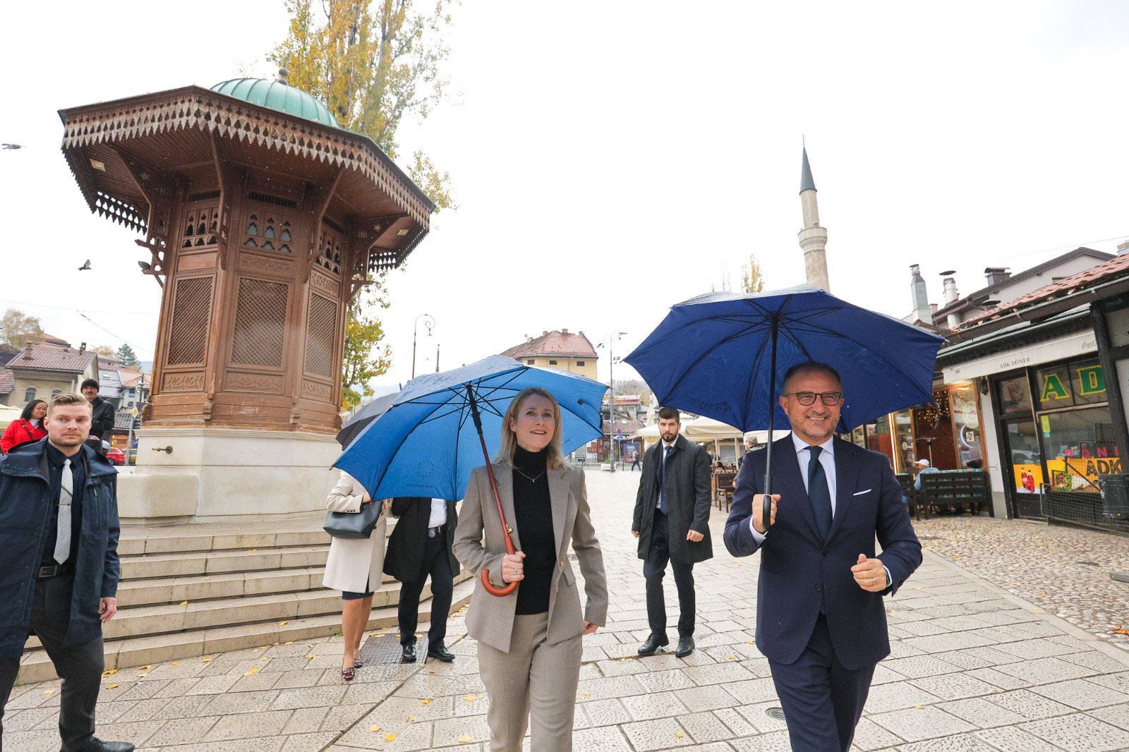 Kallas i Soreca sa kišobranima prošetali Baščaršijom