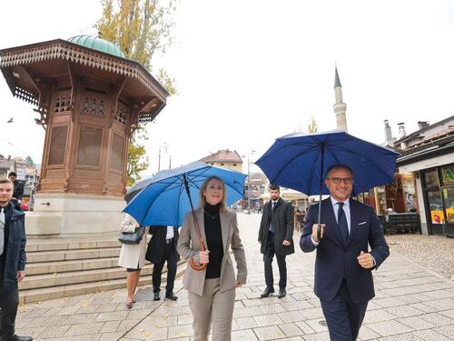 Kallas i Soreca sa kišobranima prošetali Baščaršijom