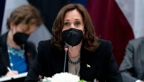 Kamala Harris pozitivna na koronu