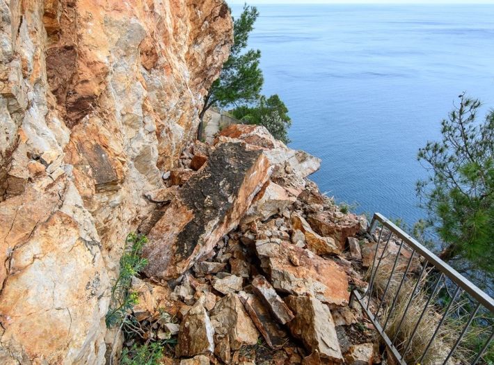 Kameni odron zatrpao pristup jednoj od najljepših hrvatskih plaža