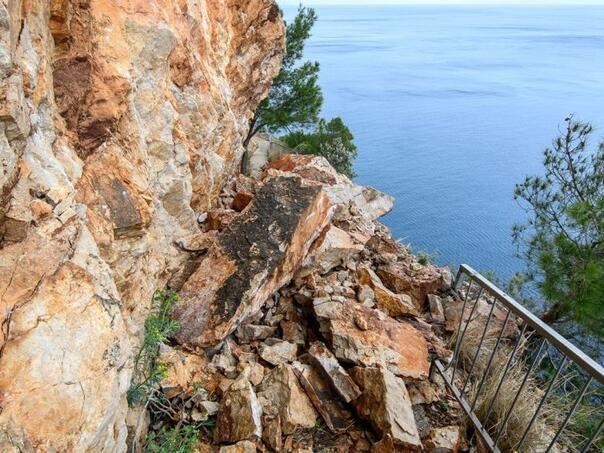 Kameni odron zatrpao pristup jednoj od najljepših hrvatskih plaža