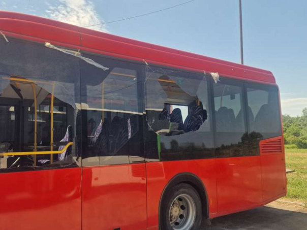 Kamenovan autobus KUD-a iz Brčkog koji je prevozio djecu