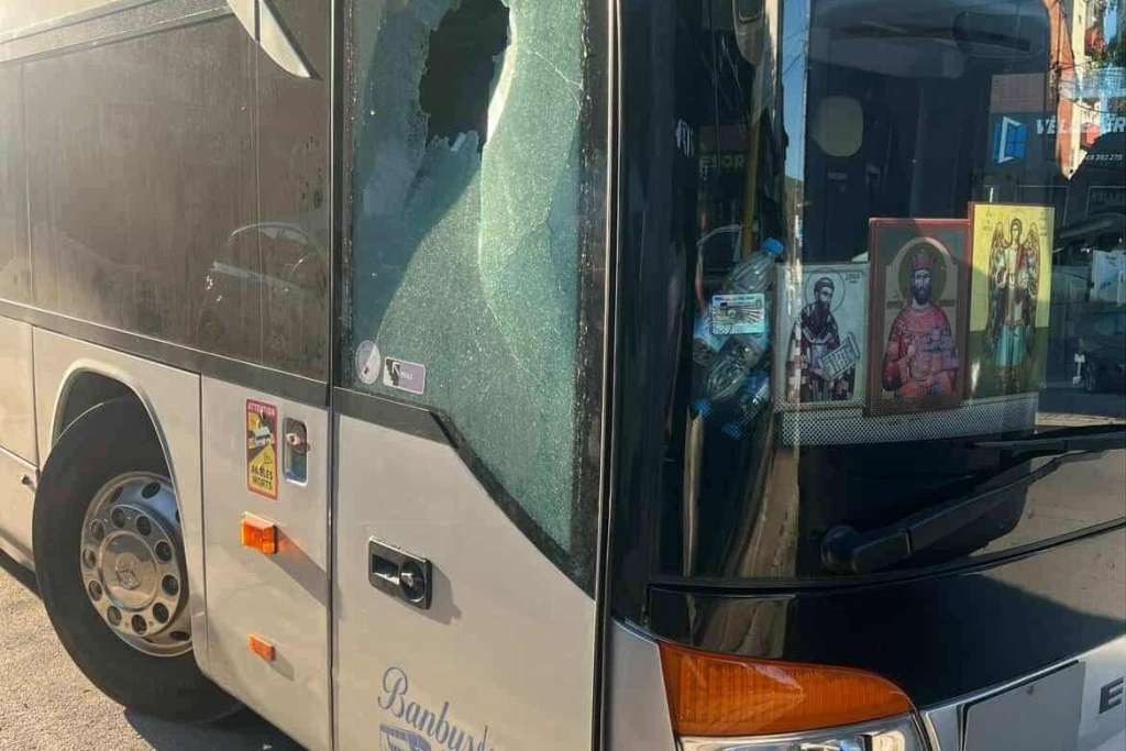 Kamenovan autobus s hodočasnicima u Južnoj Mitrovici