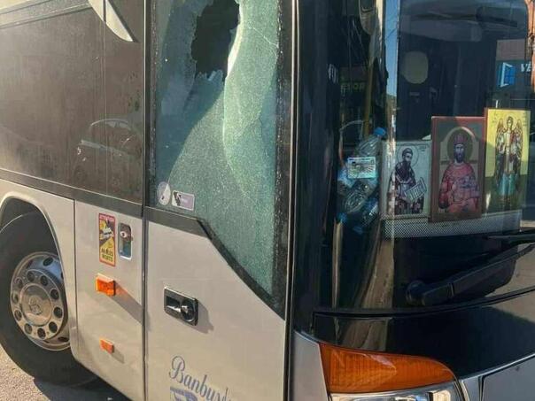 Kamenovan autobus s hodočasnicima u Južnoj Mitrovici