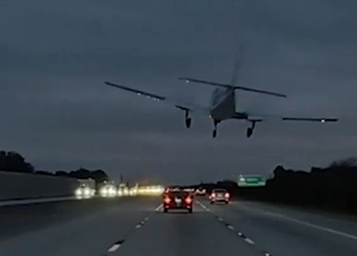 Kamera snimila nevjerovatno slijetanje aviona na automobile