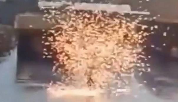 Kamere uhvatile momenat kada radnika udara munja