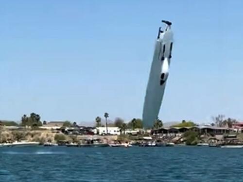 Kamere zabilježile strašan trenutak prevrtanja glisera pri brzini od 320 km/h